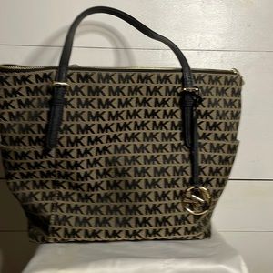 Signature Authentic Michael Kors hand / shoulder bag  Excellent Condition